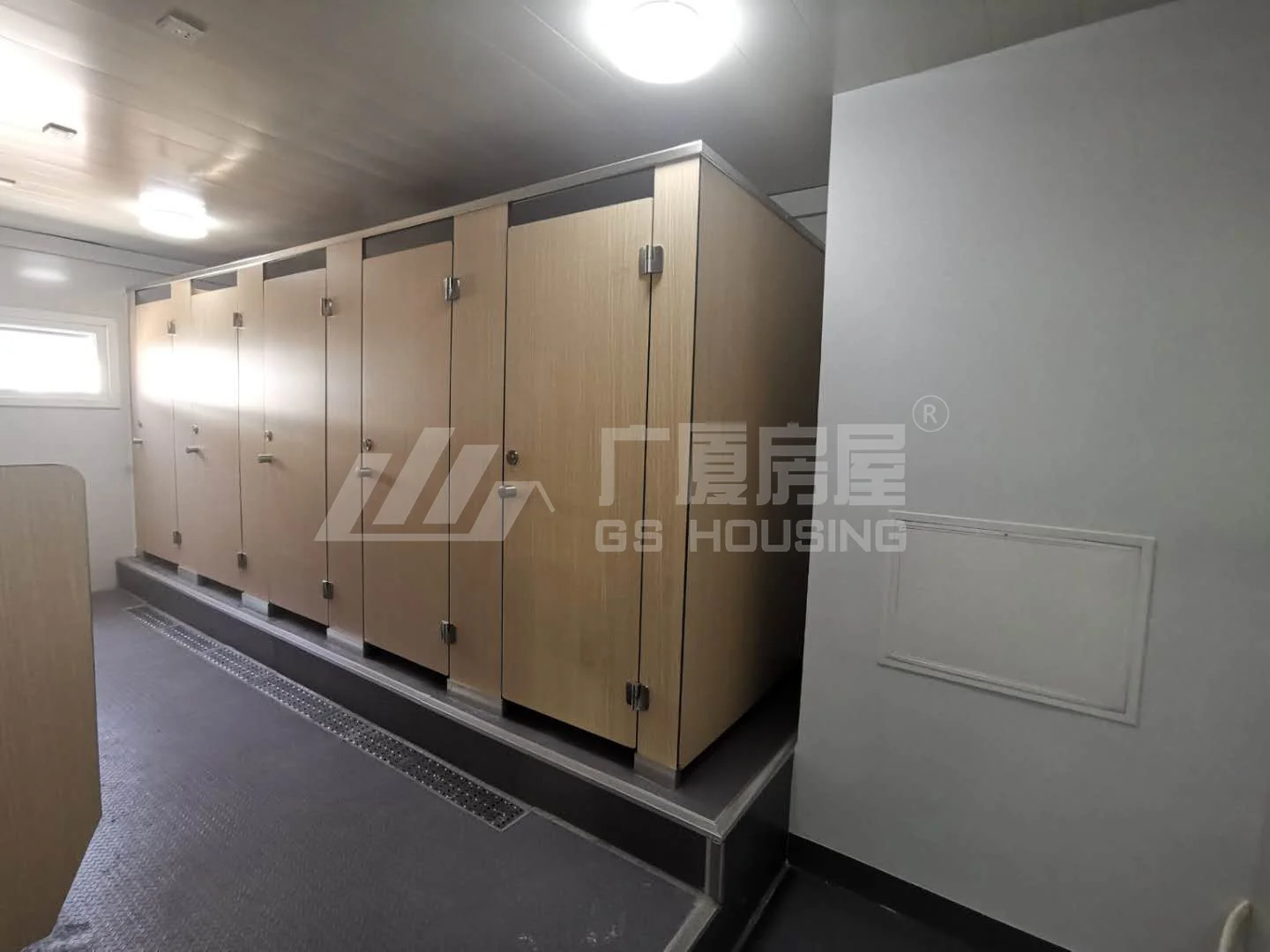 6ed5363016ce0685892857b54613e32 container house with bathroom
