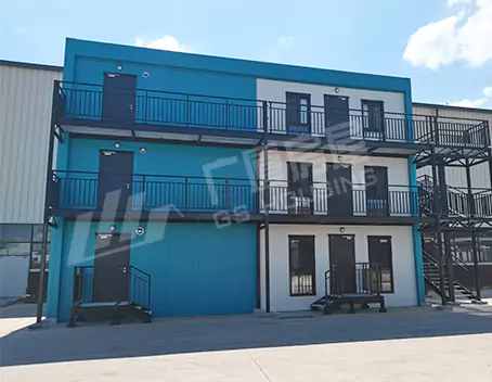 Casa contenedor desmontable tipo D, vista frontal, exterior del edificio modular contenedor