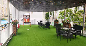 Casa contenedor multifuncional desmontable con estructura modular de acero.