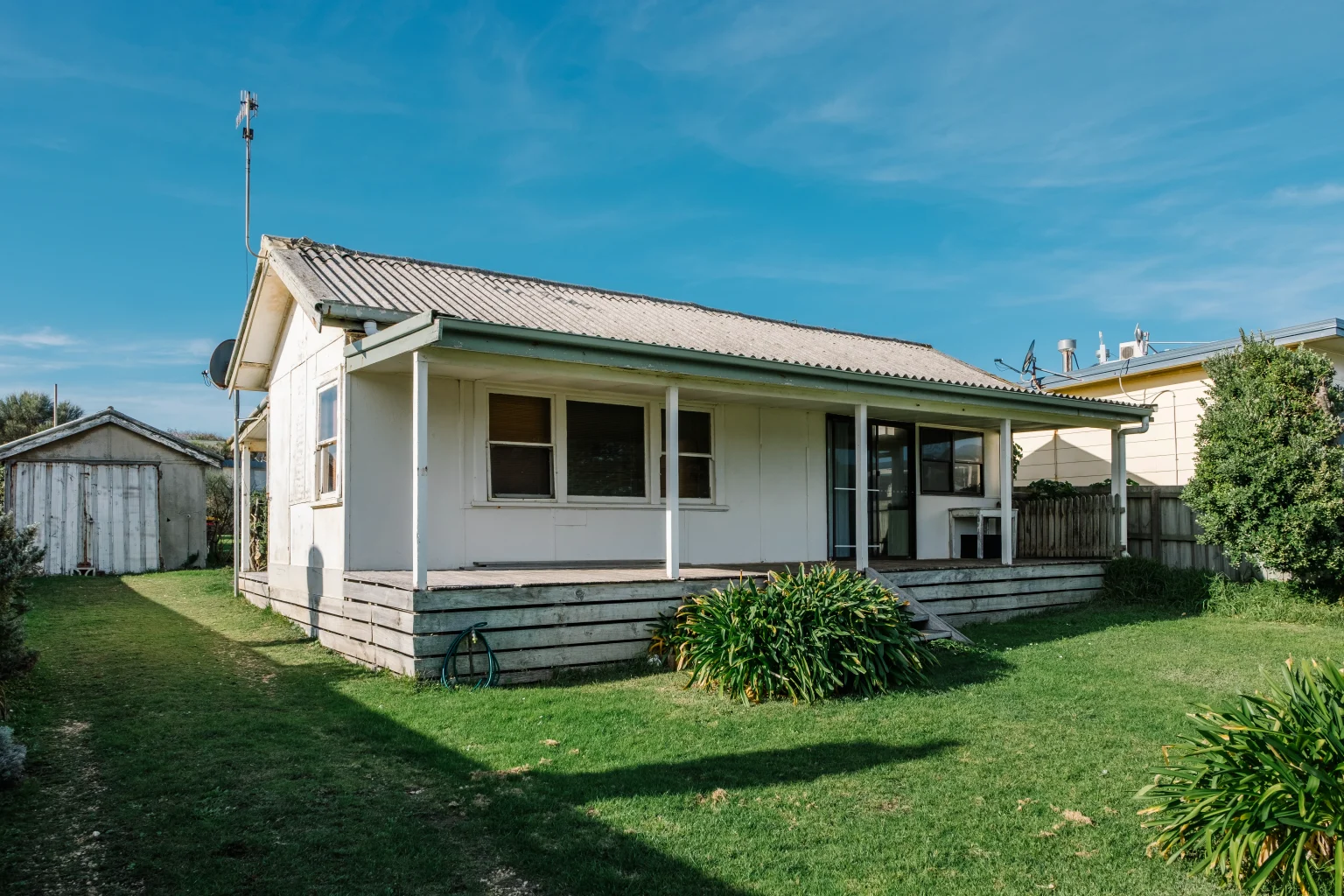 Comparison between traditional house construction and prefabricated modular home