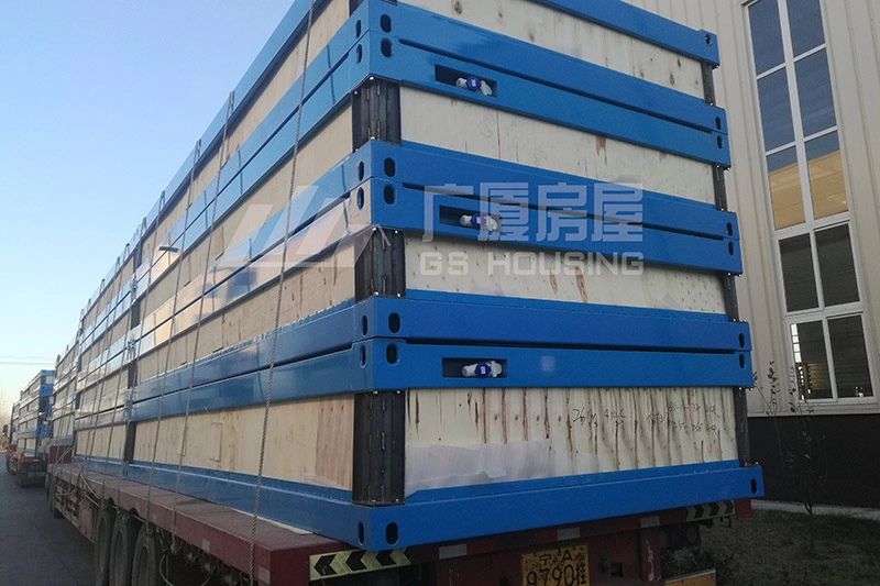 flat pack container house modules loaded on truck for delivery2 flat pack container house modules loaded on truck for delivery2